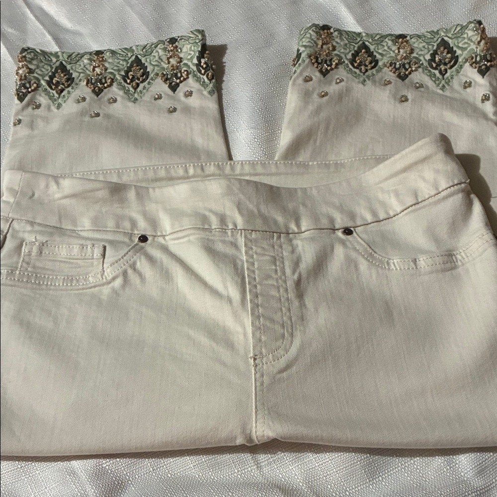 Elegant Cream Capris with Embroidered Detail - Picture 2 of 7